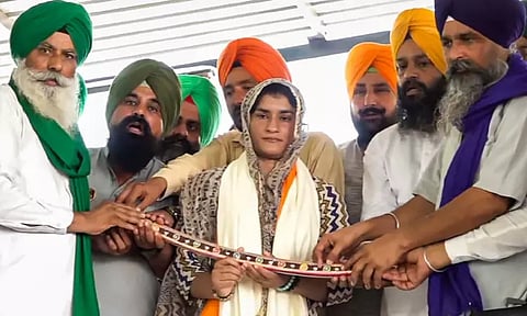 விவசாயிகள் போராட்டத்தில் நேரில் கலந்து கொண்ட மல்யுத்த வீராங்கனை வினேஷ் போகத்