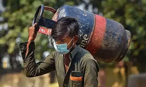 சென்னையில் வணிக பயன்பாட்டிற்கான சிலிண்டர் விலை அதிரடி உயர்வு