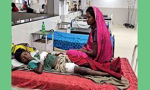 மத்திய பிரதேசம்: சார்ஜ் போட்டபடி பார்த்த மொபைல் போன் வெடித்ததில் சிறுவன் காயம்