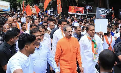 சிவாஜி சிலை இடிந்து விழுந்ததை கண்டித்து மும்பையில் கண்டன பேரணி