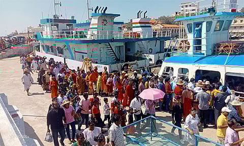 கடல்நீர்மட்டம் தாழ்வு: விவேகானந்தர் மண்டபத்துக்கு படகு போக்குவரத்து தாமதம்