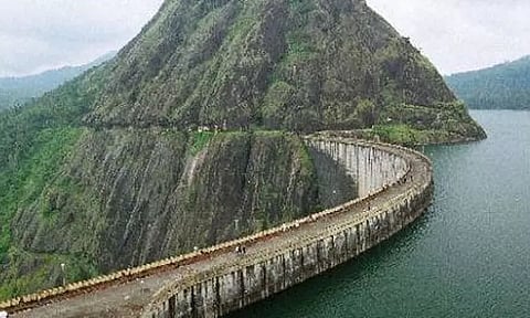 சுற்றுலாப் பயணிகள் ரசிக்க இடுக்கி அணை திறப்பு