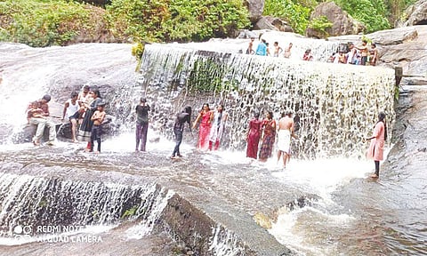 கோவை குற்றால அருவிக்கு செல்ல சுற்றுலா பயணிகளுக்கு அனுமதி