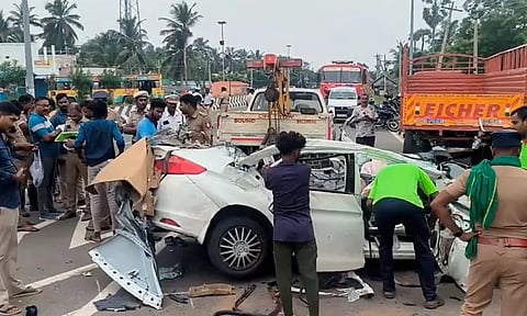 சென்னை ஈசிஆர் சாலையில் மினி லாரி மீது கார் மோதி கோர விபத்து: 4 பேர் பலி