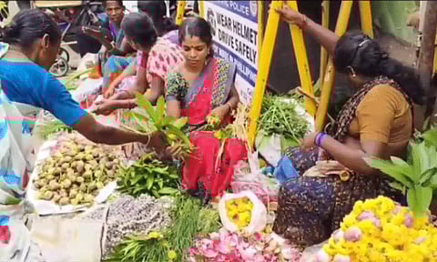 விநாயகர் சதுர்த்தியை முன்னிட்டு, பூஜை பொருட்கள் விற்பனை அமோகம்