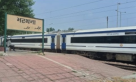 தொழில்நுட்பக்கோளாறால் நடுவழியில் நின்ற வந்தேபாரத் ரெயில்