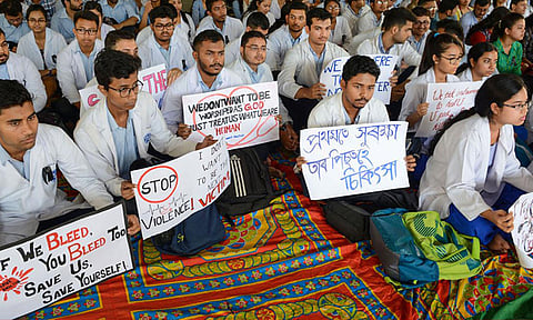 பெண் டாக்டர் பலாத்கார வழக்கு; கொல்கத்தா காவல் ஆணையாளரை பதவி நீக்கம் செய்ய காலக்கெடு விதித்த மருத்துவர்கள்