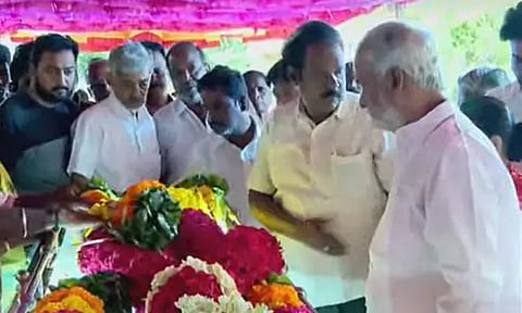 வெள்ளையன் உடலுக்கு வியாபாரிகள், அரசியல் கட்சி தலைவர்கள் அஞ்சலி