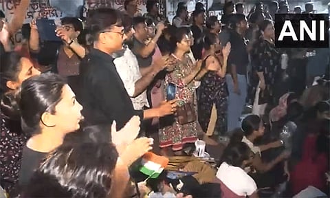 பெண் டாக்டர் கற்பழித்து கொல்லப்பட்ட விவகாரம்: மூன்றாவது நாளாக இரவிலும் தொடரும் டாக்டர்கள் போராட்டம்