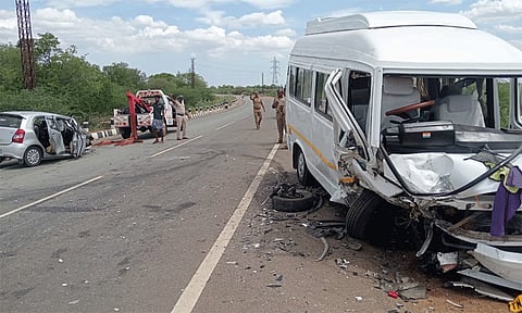 தேவகோட்டை அருகே கோர விபத்து: சிறுமி உட்பட ஒரே குடும்பத்தை சேர்ந்த 4 பேர் பலி