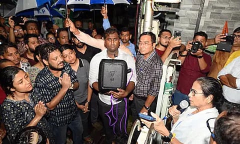 போராட்டத்தில் ஈடுபட்டுள்ள பயிற்சி மருத்துவர்களுக்கு மே.வங்க அரசு மீண்டும் அழைப்பு