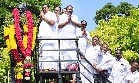 பெரியார் சிலைக்கு எடப்பாடி பழனிசாமி மாலை அணிவித்து மரியாதை