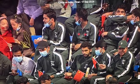 ஆசிய சாம்பியன்ஸ் கோப்பை: இந்தியா விளையாடிய இறுதி போட்டியில் சீன கொடியை வைத்திருந்த பாகிஸ்தான் வீரர்கள்