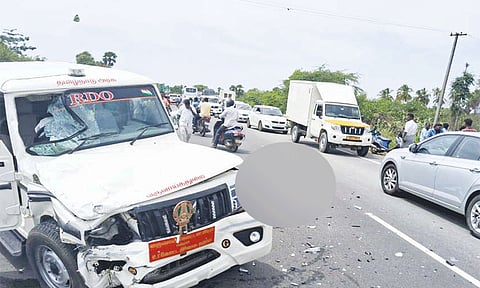 வருவாய் கோட்டாட்சியரின் வாகனம் மோதி இருவர் பலி - டிரைவர் மீது வழக்குப்பதிவு