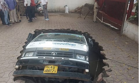 திடீர் பள்ளம் நொடிப்பொழுதில் கவிழ்ந்த டேங்கர் லாரி...பரபரப்பு வீடியோ