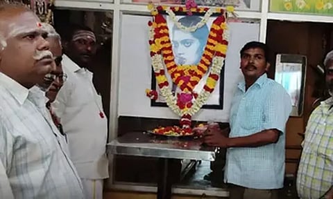 மறைந்த நடிகை சில்க் சுமிதாவின் படத்திற்கு ரசிகர்கள் அஞ்சலி