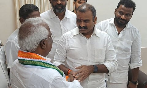 மத்திய மந்திரி எல்.முருகனுடன் காங்கிரஸ் எம்.பி. ராபர்ட் புரூஸ் திடீர் சந்திப்பு