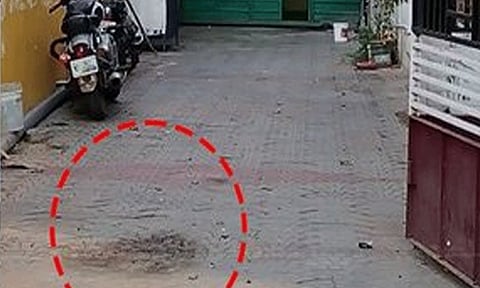 அ.தி.மு.க. நகர செயலாளர் வீட்டில் பெட்ரோல் குண்டு வீச்சு