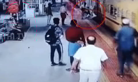 ஓடும் ரெயிலில் ஏறியபோது தவறி விழுந்த பயணி.. நொடிப்பொழுதில் காப்பாற்றிய போலீசார்