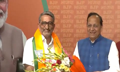 ஆம் ஆத்மி கட்சியில் இருந்து பா.ஜ.க.வுக்கு மாறிய எம்.எல்.ஏ. பதவி நீக்கம்