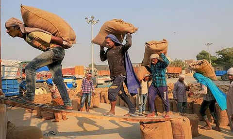 தொழிலாளர்களின் குறைந்தபட்ச ஊதியத்தை உயர்த்தி மத்திய அரசு உத்தரவு