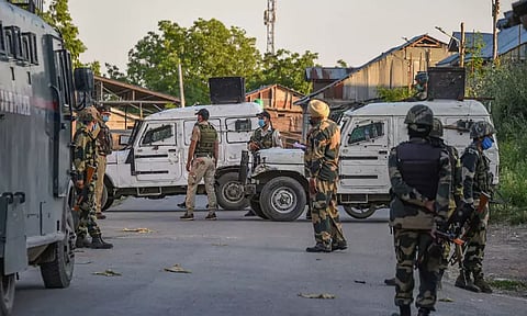 ஜம்மு-காஷ்மீர்: பயங்கரவாதிகள் நடத்திய தாக்குதலில் போலீஸ்காரர் பலி