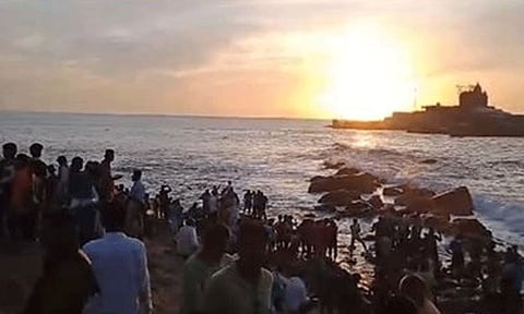 வார விடுமுறை: கன்னியாகுமரியில் குவிந்த சுற்றுலா பயணிகள்