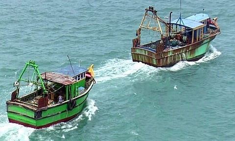 நாகை அருகே நடுக்கடலில் இருதரப்பு மீனவர்கள் மோதல்