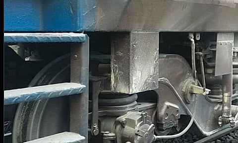 காரைக்குடி அருகே பிரேக் பழுதால் பாதி வழியில் நின்ற பல்லவன் எக்ஸ்பிரஸ் ரெயில்