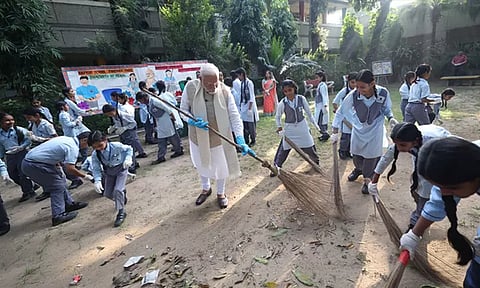 தூய்மை இந்தியாவின் ஒரு பகுதியாக பள்ளியில் துப்புரவு பணியில் ஈடுபட்ட பிரதமர் மோடி
