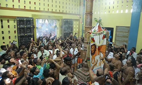 குலசேகரன்பட்டினம் முத்தாரம்மன் கோவிலில் தசரா திருவிழா கொடியேற்றத்துடன் தொடங்கியது