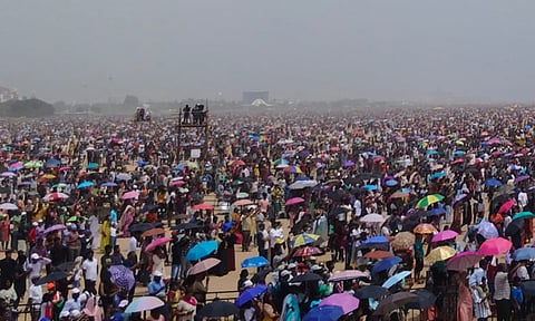 மெரினாவில் கூட்ட நெரிசலில் சிக்கி சுமார் 20 பேர் மயக்கம்