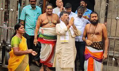 கர்நாடக துணை முதல்-மந்திரி டி.கே.சிவக்குமார் அண்ணாமலையார் கோவிலில் சாமி தரிசனம்