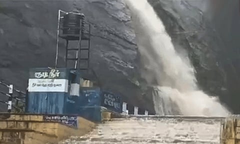 தென்காசி: பழைய குற்றால அருவியில் வெள்ளப் பெருக்கு - பொதுமக்கள் குளிக்கத் தடை