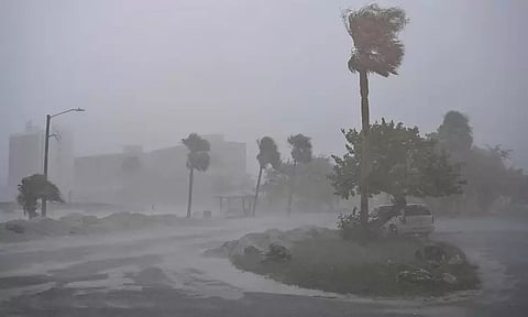 அமெரிக்காவை தாக்கிய மில்டன் சூறாவளி புயல்; 20 லட்சம் மக்கள் இருளில் தவிப்பு