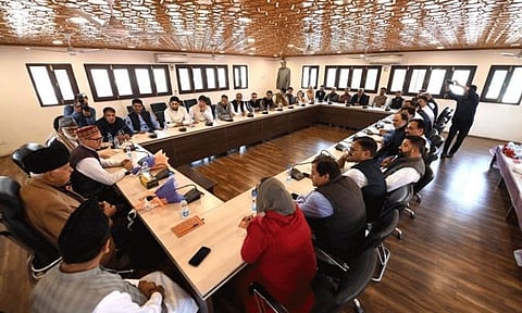 ஜம்மு காஷ்மீரில் தனிப்பெரும்பான்மை பெற்றது தேசிய மாநாட்டு கட்சி: 4 சுயேட்சை எம்.எல்.ஏ.க்கள் ஆதரவு