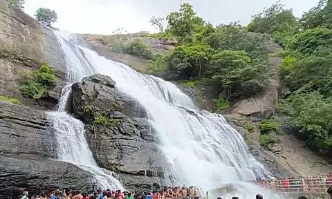 குற்றால அருவிகளில் சுற்றுலா பயணிகள் குளிக்க அனுமதி