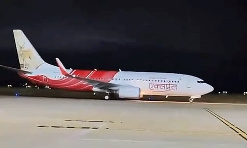 144 பயணிகளின் உயிரை காப்பாற்றிய விமானிகள் குழுவுக்கு குவியும் பாராட்டு