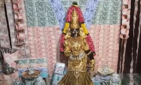 ஆந்திரா: நவராத்திரியையொட்டி 6 கிலோ தங்கத்தால் அலங்கரிக்கப்பட்ட பரமேஸ்வரி அம்மன்