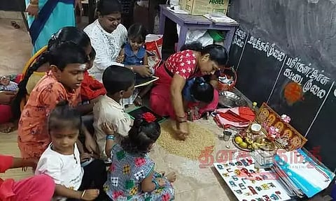 விஜய தசமி: குழந்தைகளை பள்ளியில் சேர்க்க ஆர்வம் காட்டும் பெற்றோர்கள்