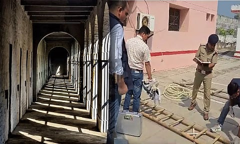 சிறையில் நடந்த ராமாயண நாடகம்... வானர வேடமிட்ட 2 கைதிகள் சுவர் ஏறி குதித்து தப்பியோட்டம்