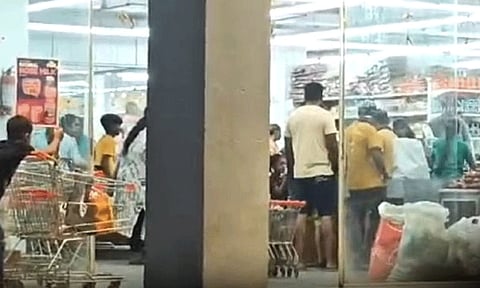 சென்னையில் கனமழை எச்சரிக்கை: சூப்பர் மார்க்கெட்டுகளில் அலைமோதும் மக்கள் கூட்டம்