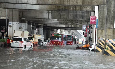 வெள்ளக்காடாக காட்சியளிக்கும் சாலைகள்.. தத்தளிக்கும் சென்னை