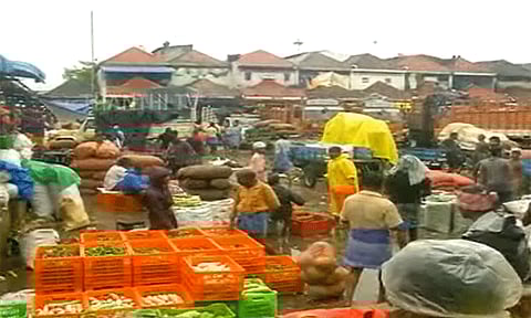 சென்னை கோயம்பேடு சந்தையில் ஒரே நாளில் குறைந்த காய்கறிகளின் விலை