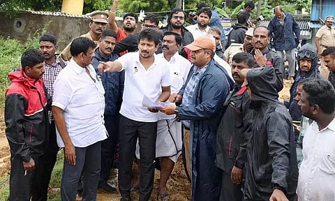 மழை வெள்ள சீரமைப்பு பணிகள், நிவாரண முகாம்களை பார்வையிட்டு துணை முதல்-அமைச்சர் உதயநிதி ஆய்வு