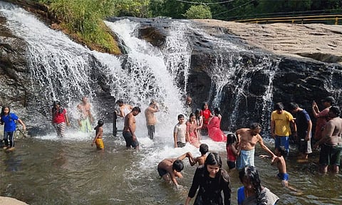 தேனி கும்பக்கரை அருவியில் இன்று சுற்றுலா பயணிகளுக்கு அனுமதி