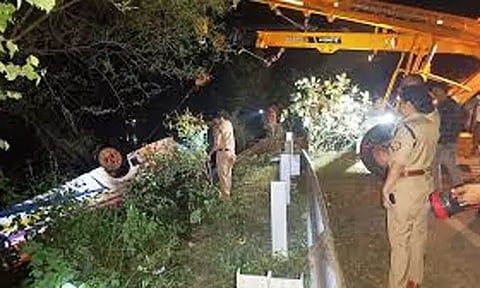 கழிவுநீர் கால்வாயில் கவிழ்ந்த பஸ் - 3 பேர் பலி