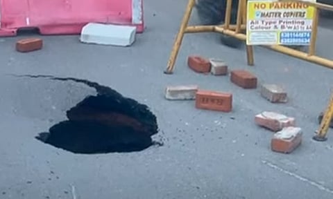 சென்னை கிரீம்ஸ் சாலையில் திடீர் பள்ளம்- கடும் போக்குவரத்து நெரிசல்