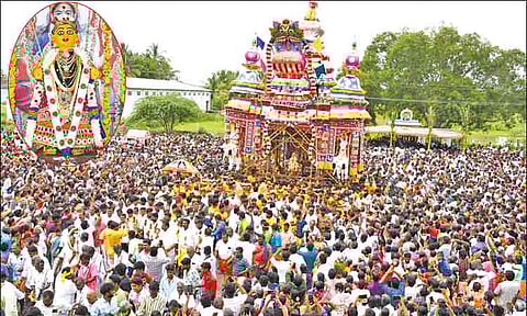 அகரம் முத்தாலம்மன் கோவிலில் கண் திறப்பு வைபவம் - பல்லாயிரக்கணக்கான பக்தர்கள் பங்கேற்பு