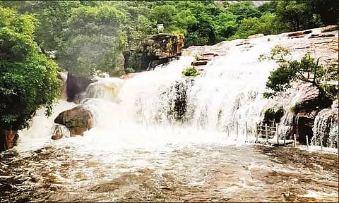 திருமூர்த்தி பஞ்சலிங்க அருவியில் சுற்றுலா பயணிகள் குளிக்க தடை